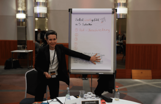 Shila Driesch auf der Bühne bei einer Keynote