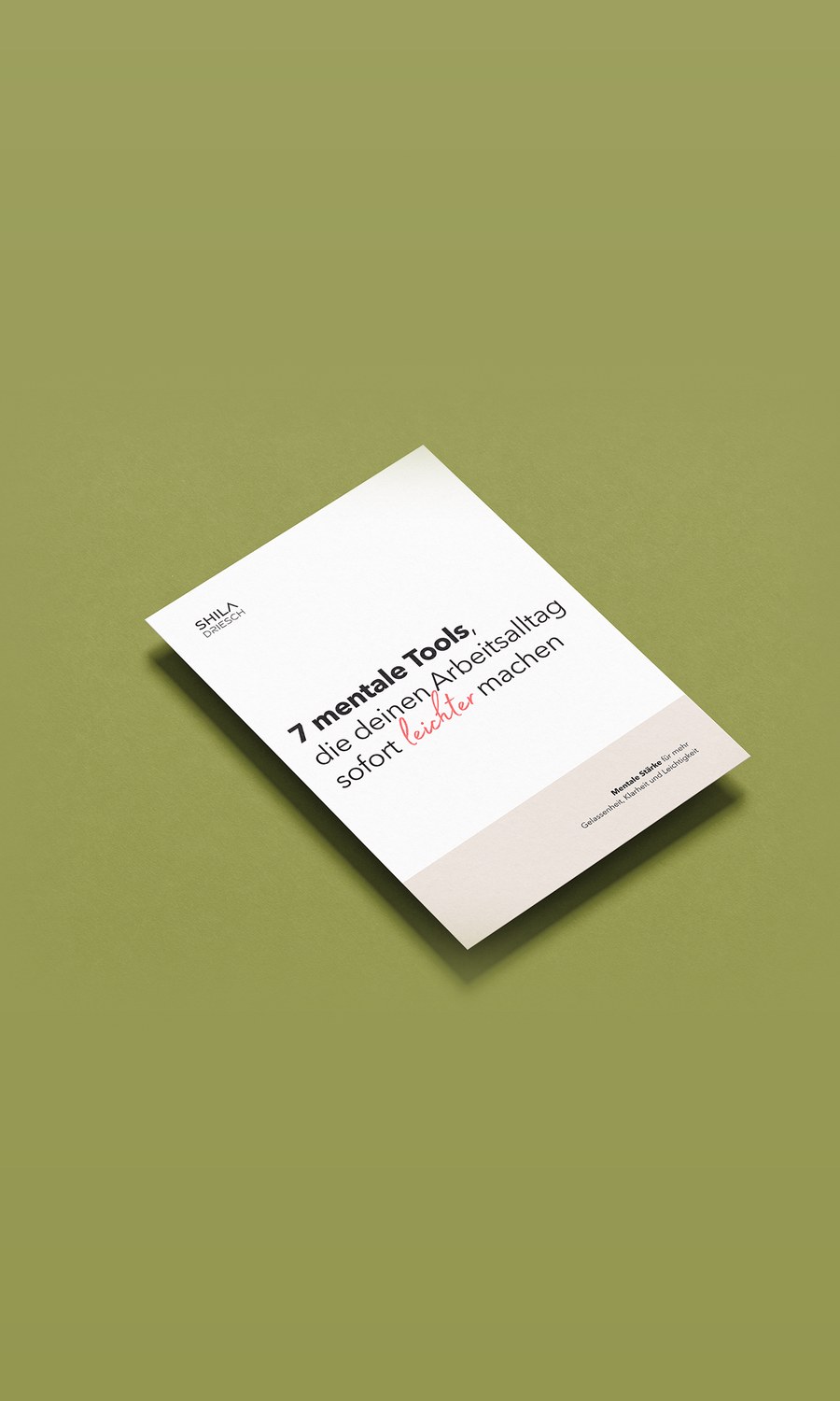 Der PDF-Guide „7 mentale Tools, die deinen Arbeitsalltag sofort leichter machen“ liegt auf grünem Untergrund