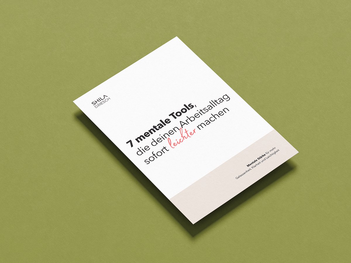 Der PDF-Guide „7 mentale Tools, die deinen Arbeitsalltag sofort leichter machen“ liegt auf grünem Untergrund