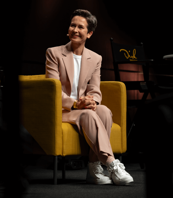 Shila Driesch auf der Bühne, im Gespräch zugewandt