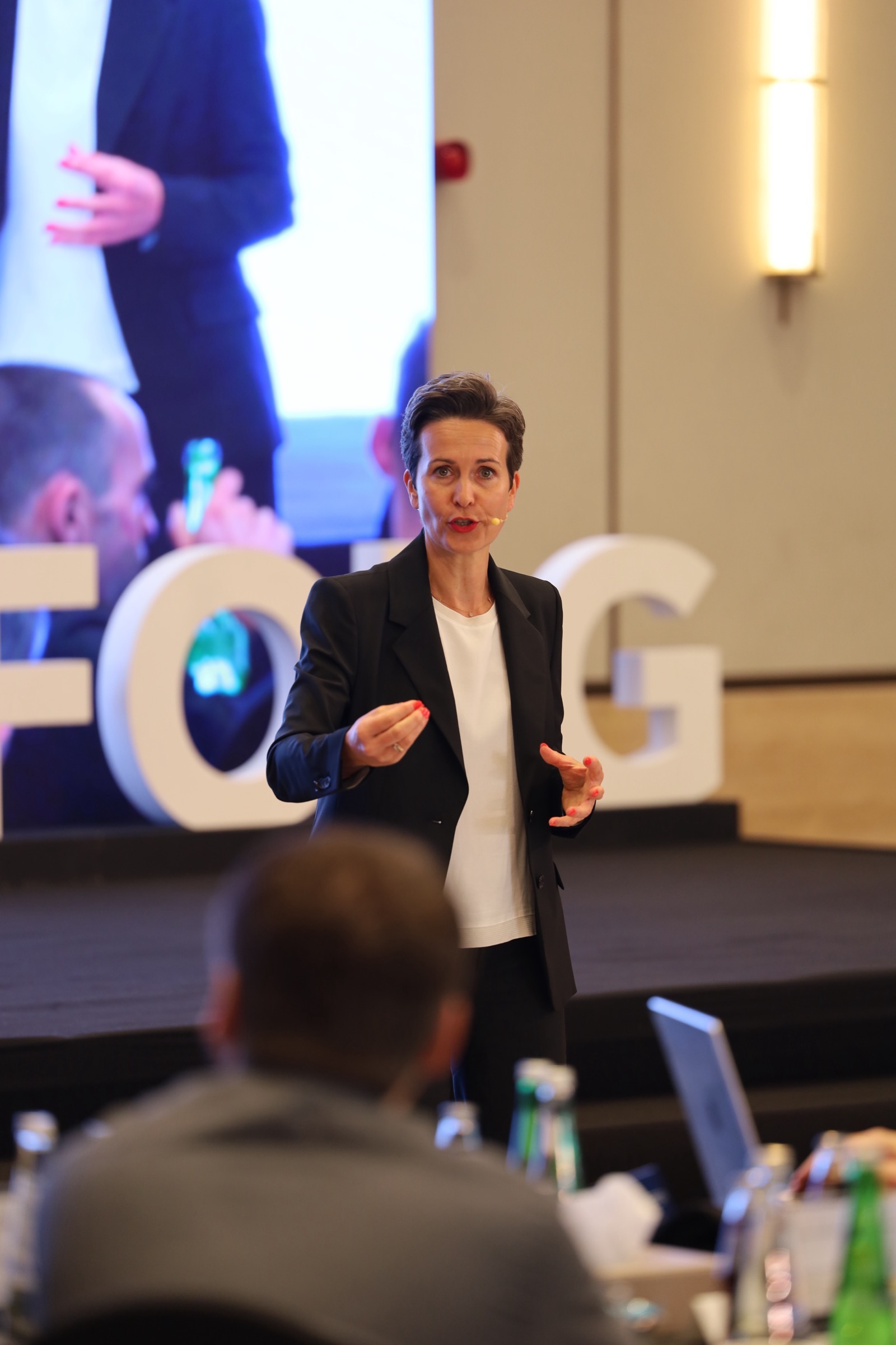 Shila Driesch im Vortrag, Publikum im Vordergrund